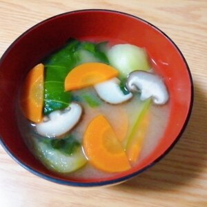 チンゲン菜と椎茸にんじんの味噌汁
